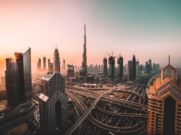 Dubai – Abu Dhabi: sa mạc và thành phố vàng