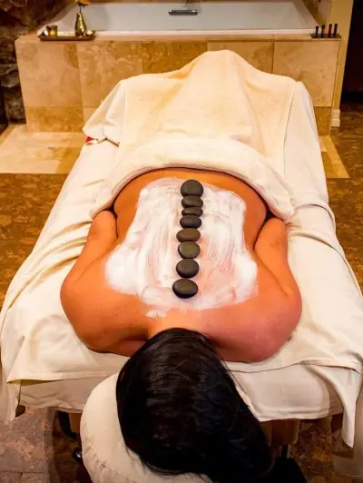 Liệu trình massage đá nóng