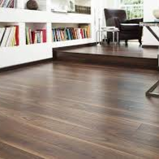 Chọn sàn gỗ công nghiệp hay sàn gỗ tự nhiên?