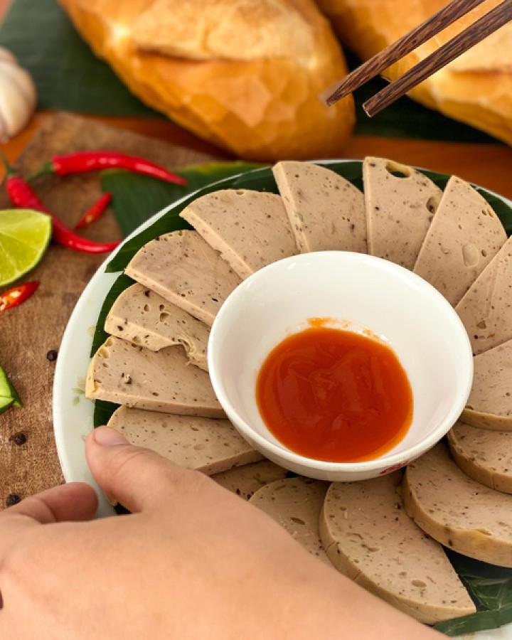 Đĩa chả lụa Sikido và bát nước chấm