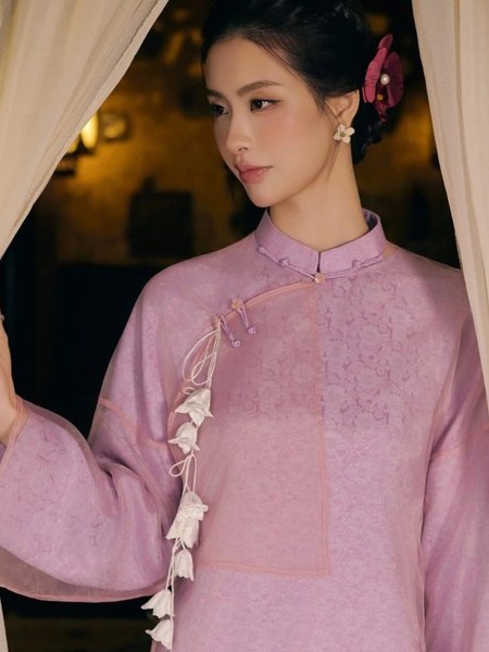Áo dài gấm hồng tay loe