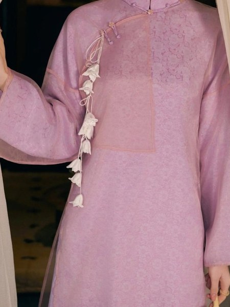 Áo dài gấm hồng tay loe