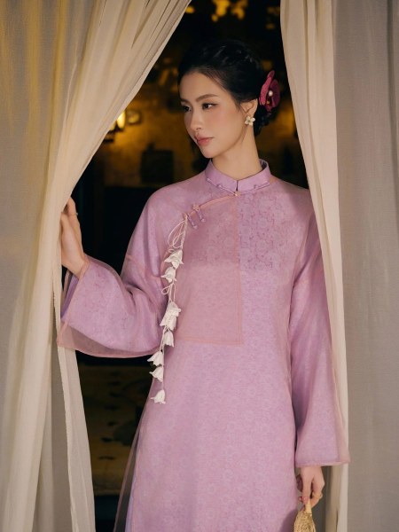 Áo dài gấm hồng tay loe