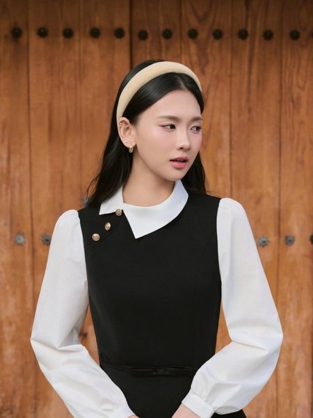 Áo gile đen phối cổ sen