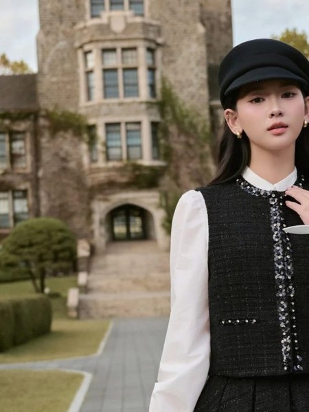 Set gile tweed đen và sơ mi trắng