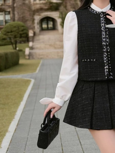 Set gile tweed đen và sơ mi trắng