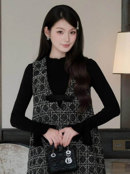 Chân váy tweed đen dáng ngắn
