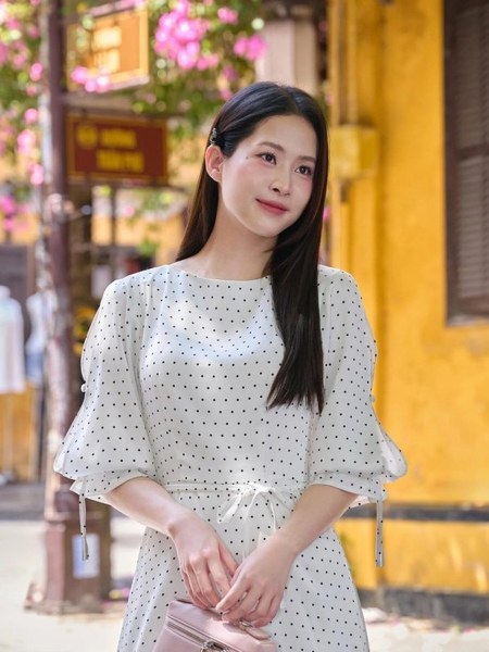 Váy lụa chấm bi dáng dài tay