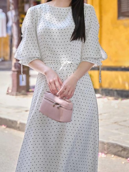 Váy lụa chấm bi dáng dài tay