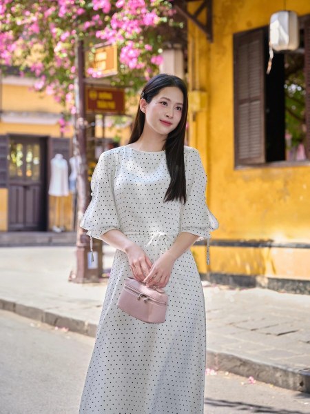 Váy lụa chấm bi dáng dài tay