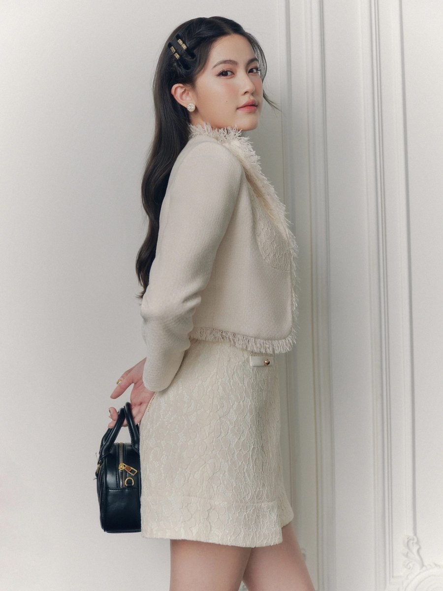 Áo khoác tweed kem dáng lửng