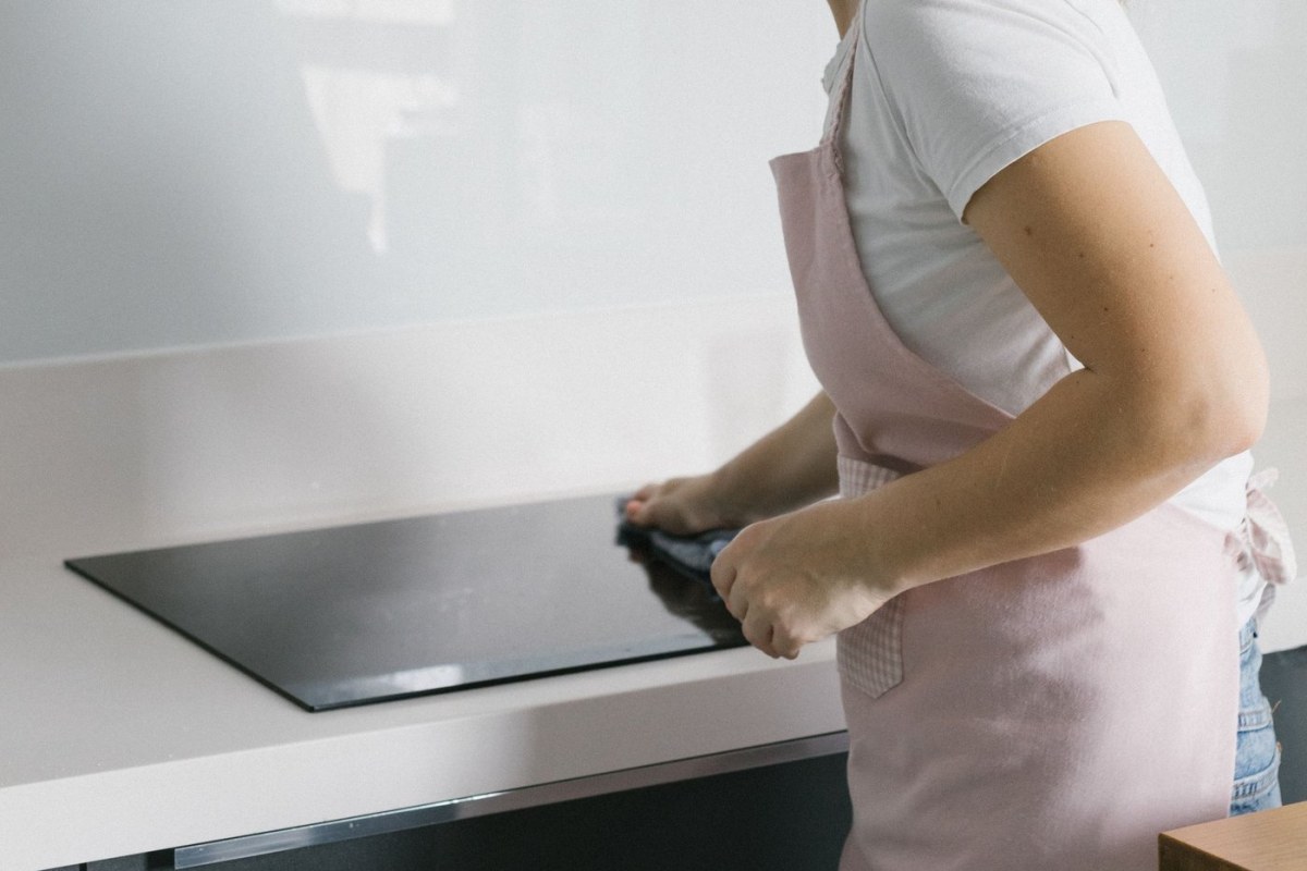 Vệ sinh máy hút mùi đúng cách tại nhà