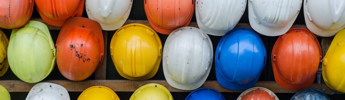 Kệ nón bảo hộ lao động nhiều màu