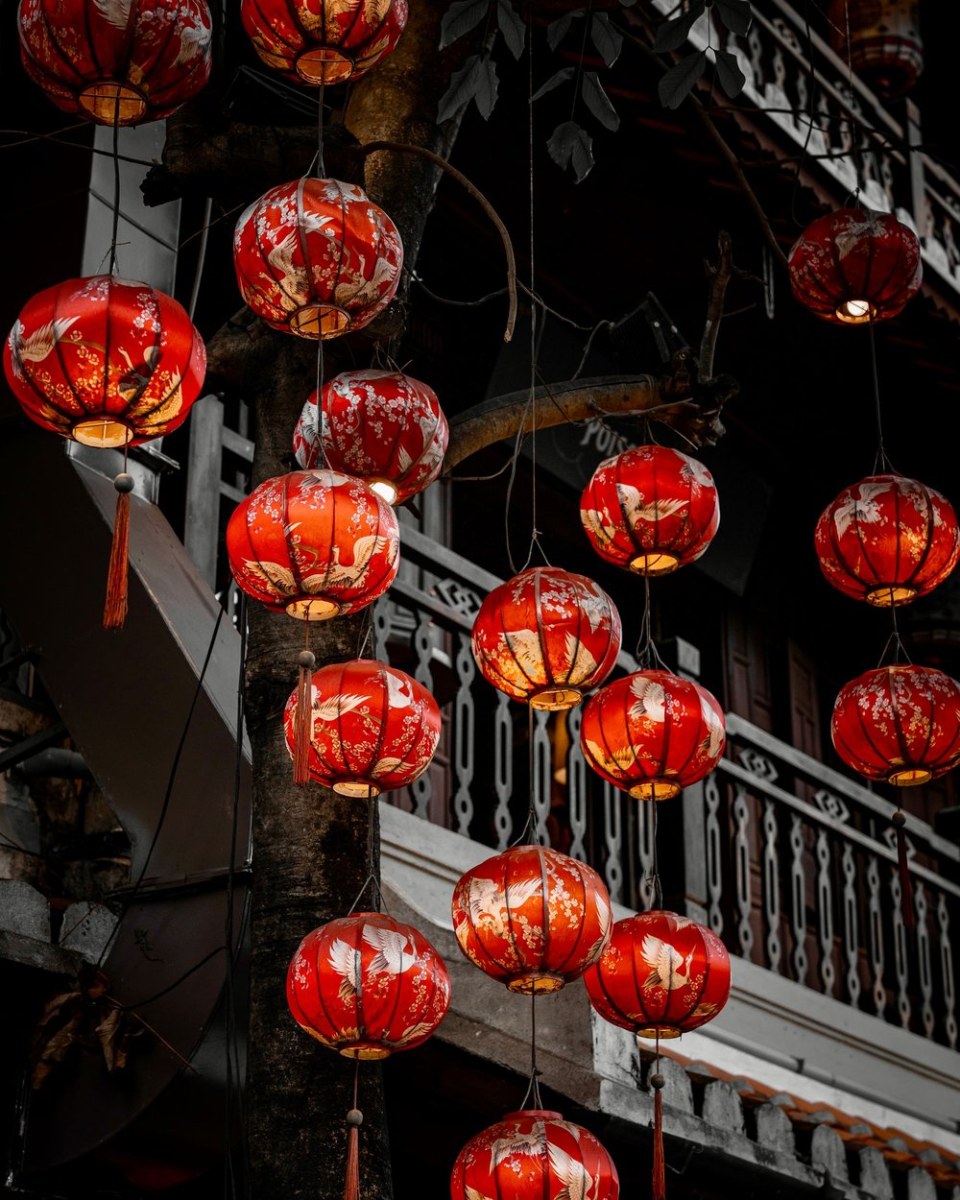 Đèn lồng trước cửa nhà
