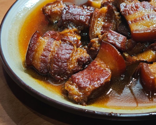 Thịt kho tộ trứng cút