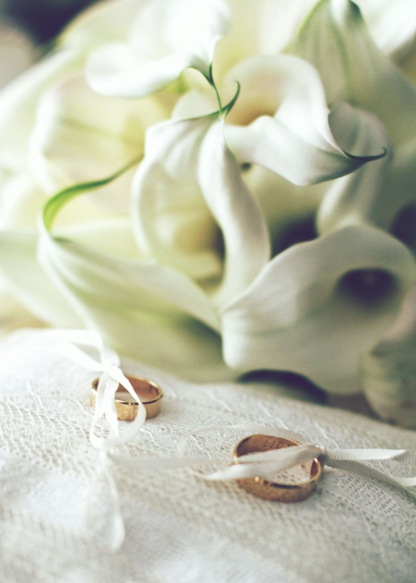 Nhẫn cưới đặt trên hoa loa kèn trắng