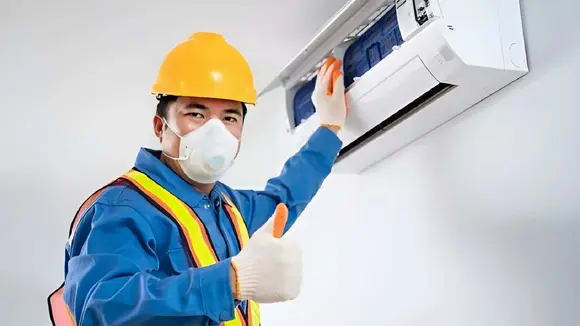 Kỹ thuật viên điện lạnh làm việc