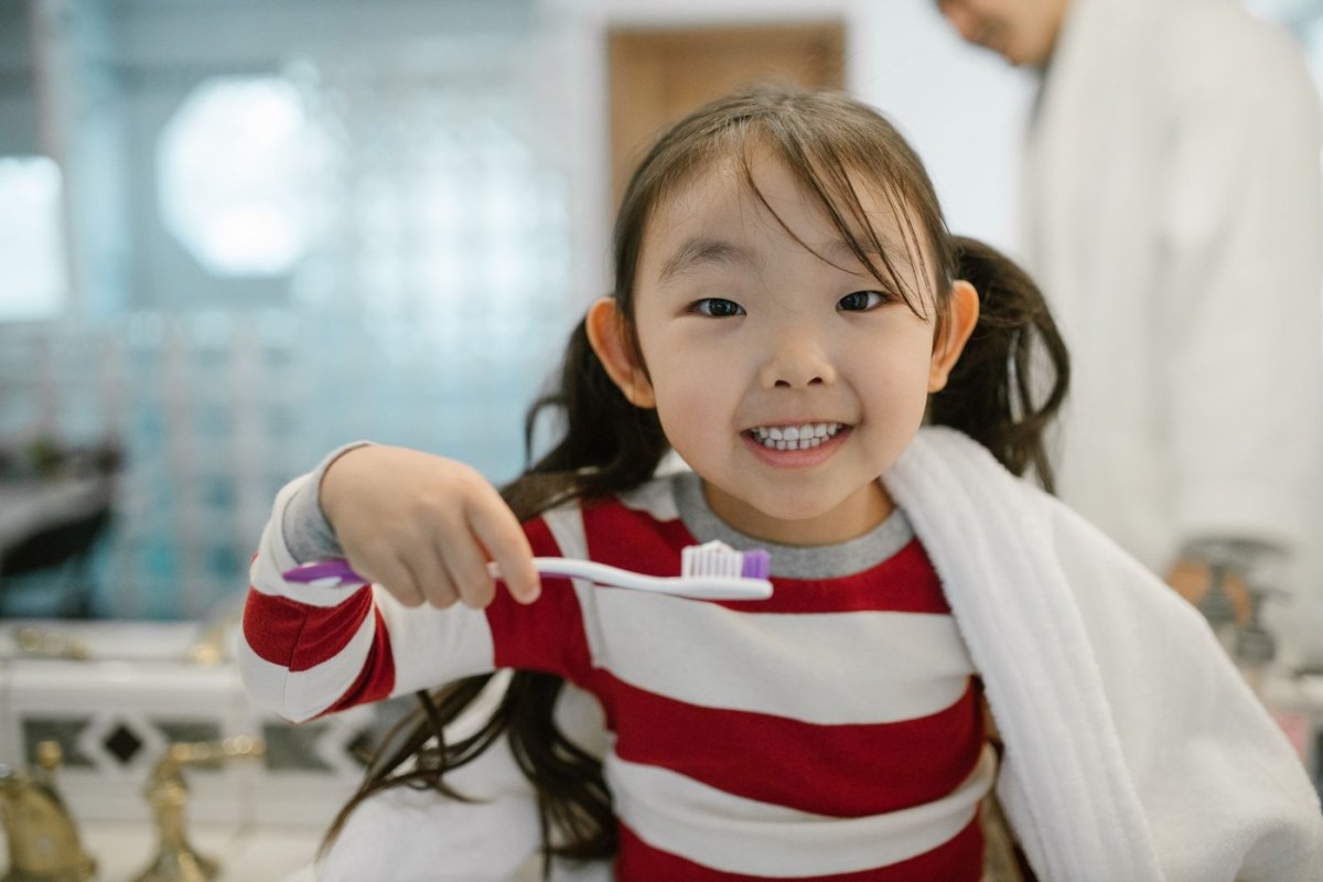 Đưa bé đi khám răng lần đầu: bố mẹ cần chuẩn bị gì?