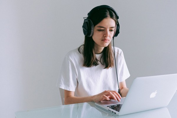 Cách luyện nghe tiếng Anh mỗi ngày mà không thấy chán