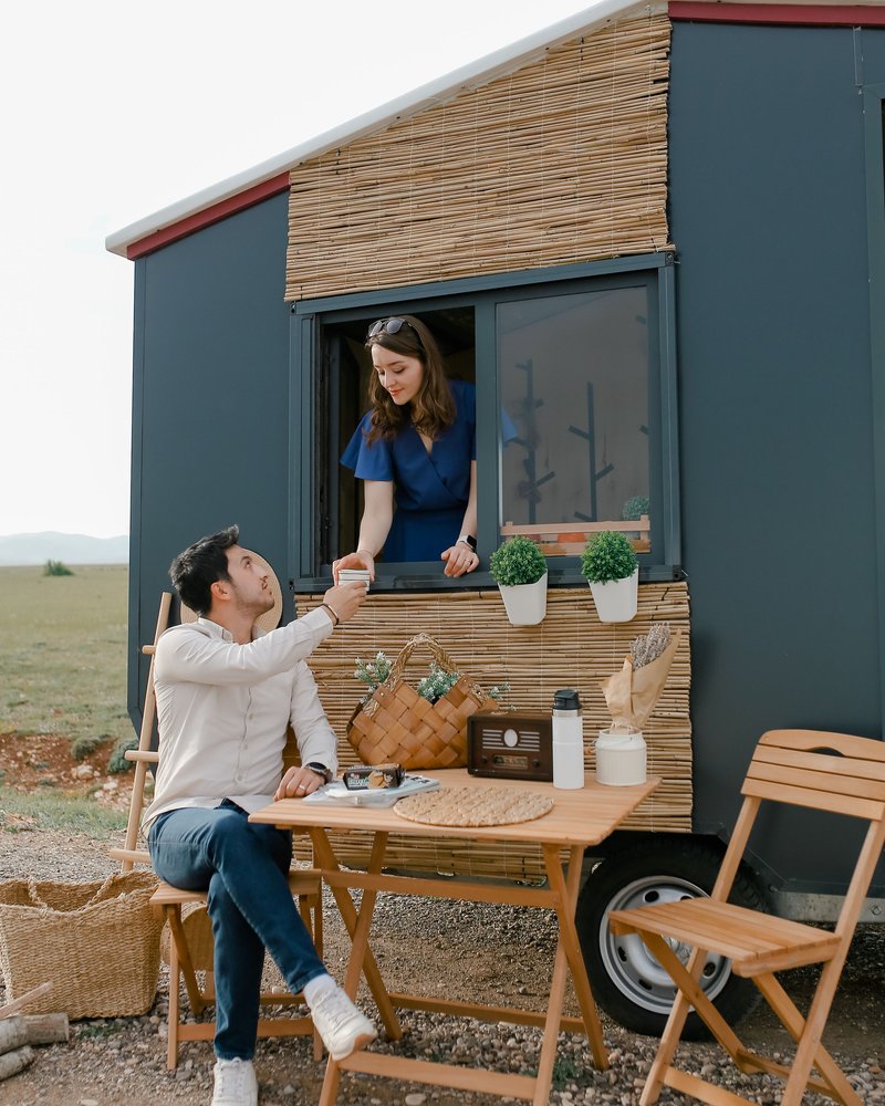 Hiên nhà gỗ giữa vườn cây