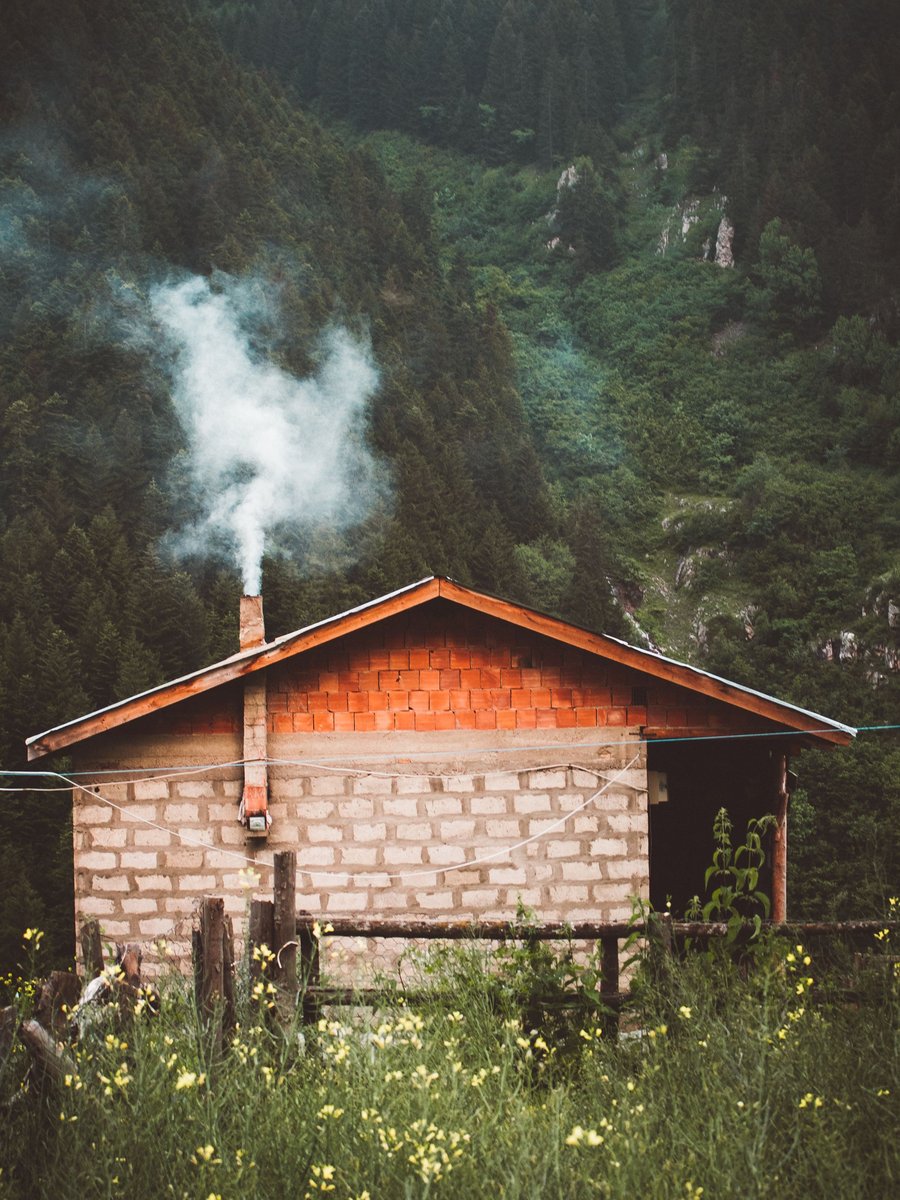 Cabin trên đồng cỏ mùa thu
