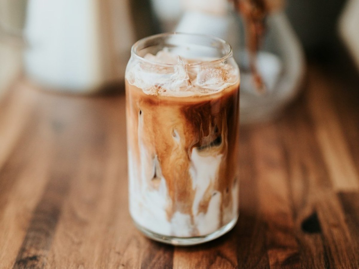 Ly trà sữa đá trên bàn gỗ