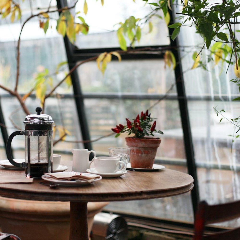 Góc quán bên cửa sổ