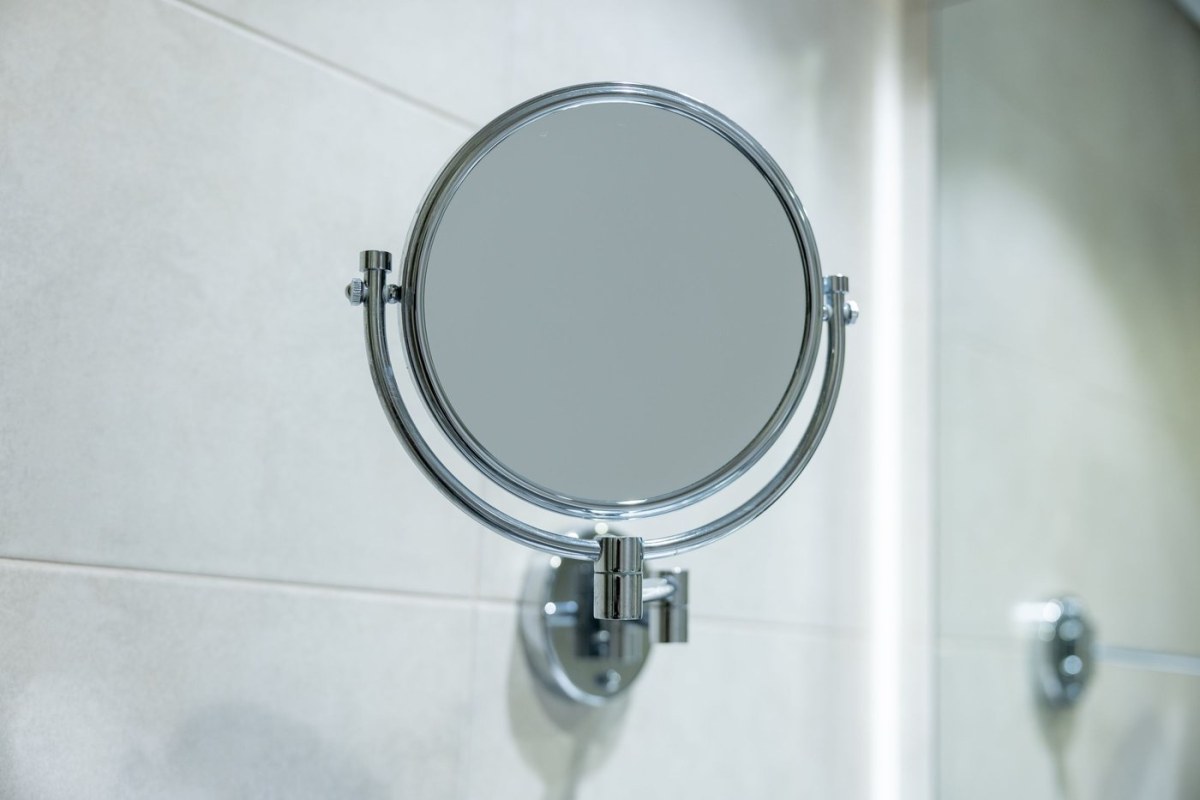 Cách làm sạch gương nhà tắm bị mờ hiệu quả