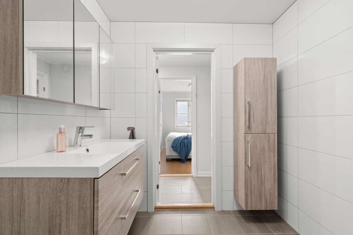So sánh tủ lavabo nhựa và gỗ Plywood: Đâu là lựa chọn bền đẹp?