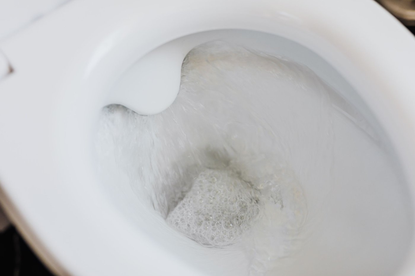 Cách vệ sinh bồn cầu sạch sẽ, an toàn cho sức khỏe