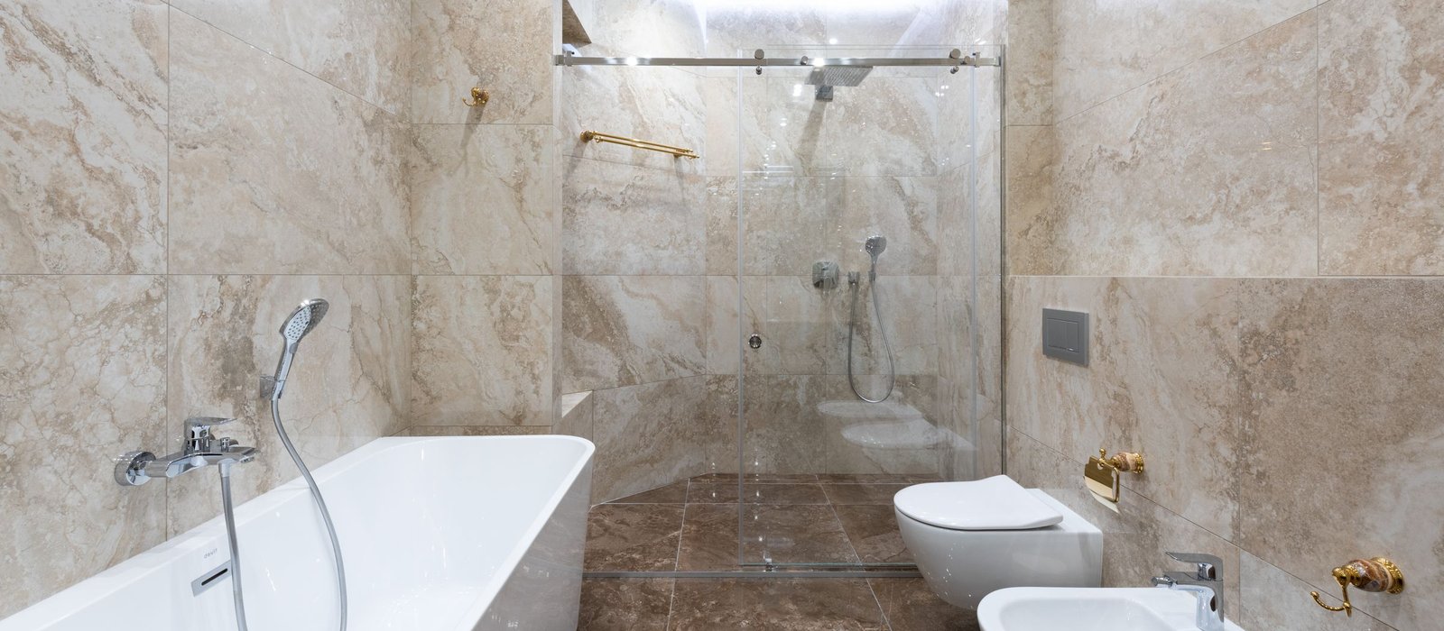 Phòng tắm hoàn thiện với bồn tắm, sen tắm, tủ lavabo và gương