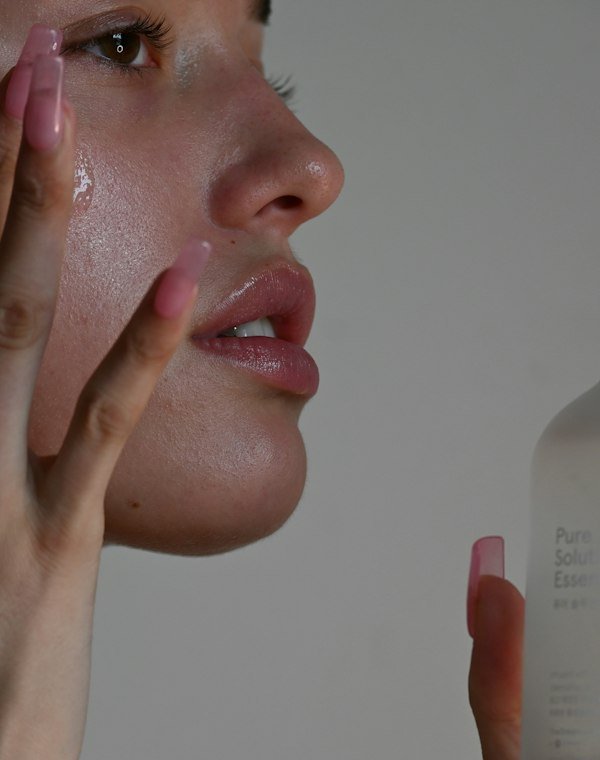 Người mẫu thoa serum lên má
