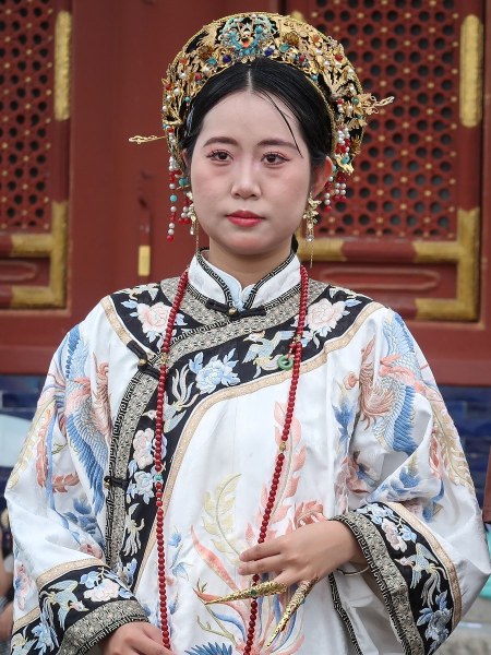Cách cách Mãn Thanh áo gấm