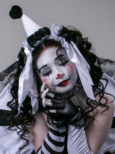 Rạp xiếc quái dị – Hề Pierrot