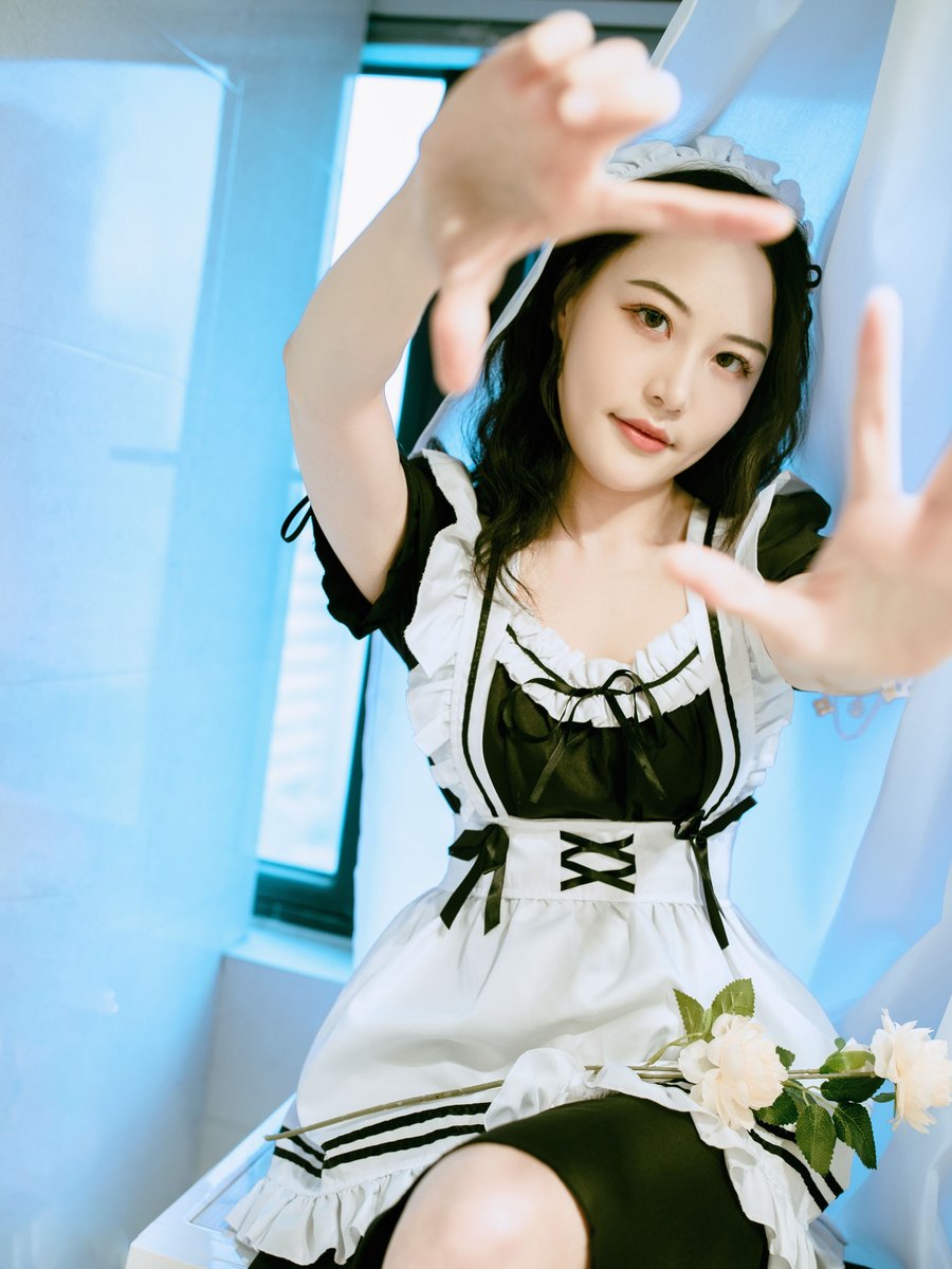 Hầu gái anime đen trắng