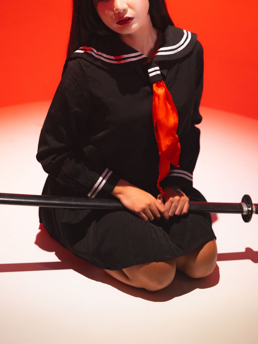 Nữ sinh thủy thủ đen & katana
