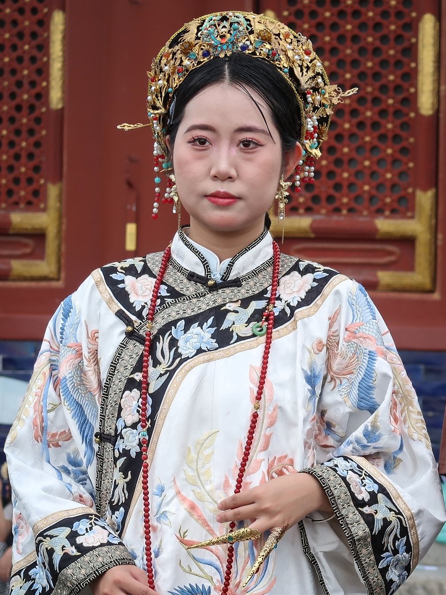 Cách cách Mãn Thanh áo gấm