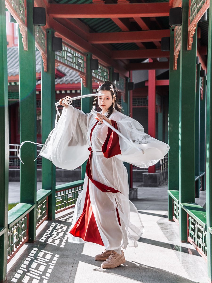 Nữ hiệp áo trắng đai đỏ