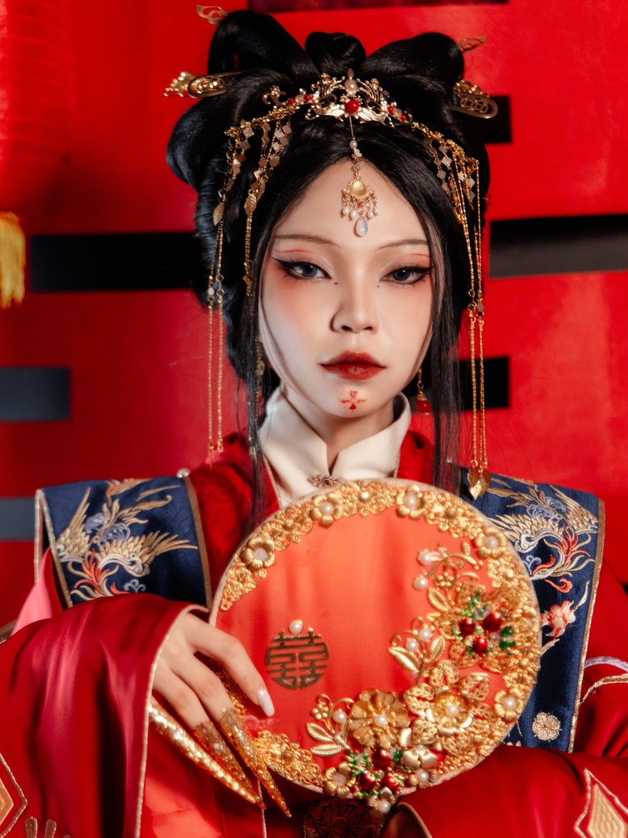 Quý phi hồng y quạt tròn