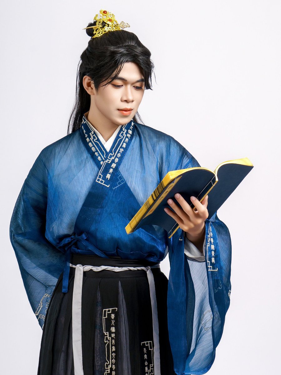 Công tử thư sinh áo lam