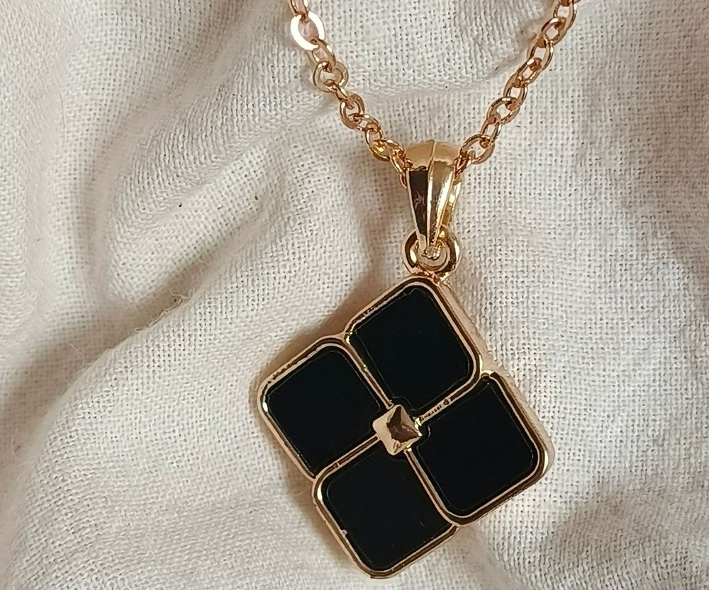 Mặt dây cỏ bốn lá Onyx