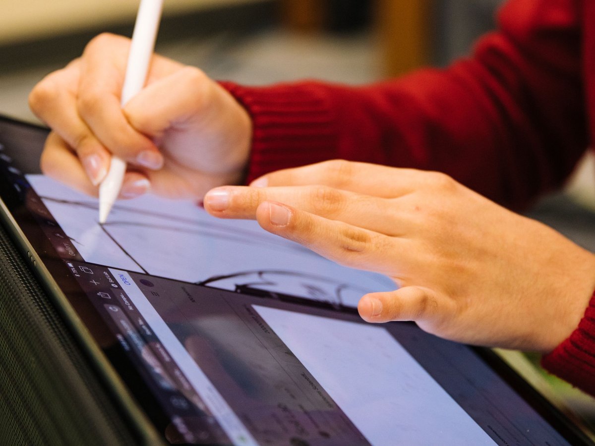 Vẽ tay hay vẽ trên iPad: lộ trình nào cho người đi làm?